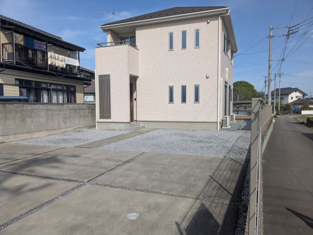 中古戸建　高崎市楽間町の駐車場|車をお持ちの方に嬉しい駐車場6台分付き。お庭の手入れに時間を取られたくない人にもおすすめ。