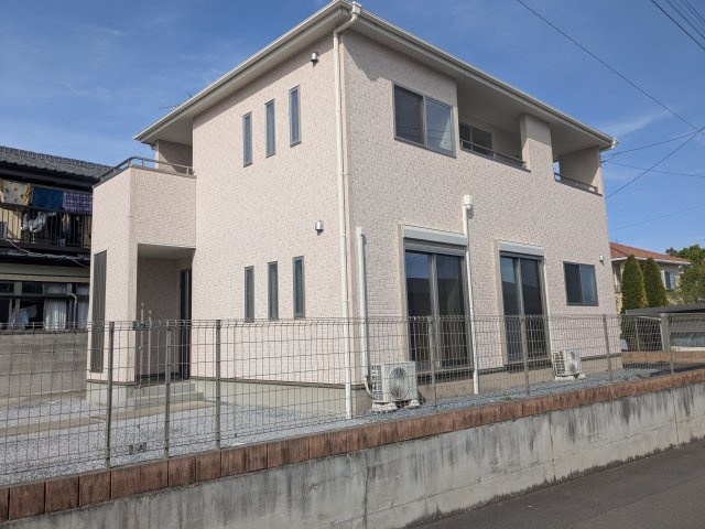 中古戸建　高崎市楽間町の外観|お洗濯外干し派に便利な屋根付きバルコニーです。
