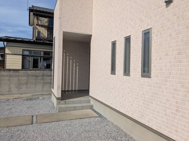 中古戸建　高崎市楽間町のエントランス|お家の顔ともいえる玄関周りの様子。