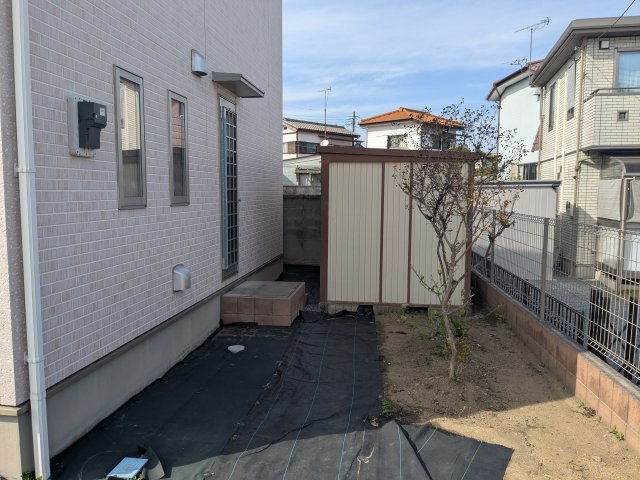 中古戸建　高崎市楽間町の庭|キッチンに直接運びたいものは、こちらの勝手口から。