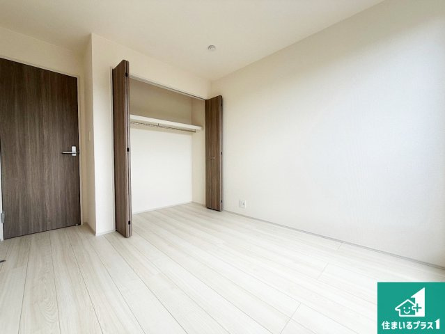 泉佐野市日根野　新築一戸建ての洋室|シンプルな洋室は、自分好みのインテリアが楽しめます♪ご家族とインテリアや家具を選びに行くのは入居時の醍醐味の一つです。ぜひお楽しみください♪