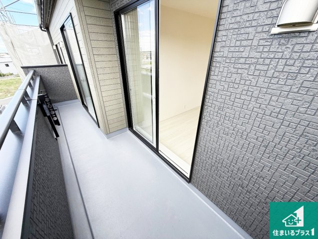 ♦泉佐野市日根野　新築一戸建てのバルコニー|日当たりのよいバルコニー！お部屋が開放的に！