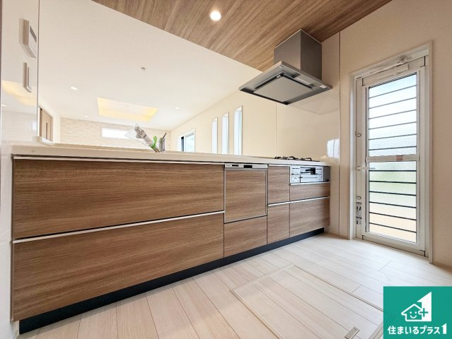 泉佐野市日根野　新築一戸建てのキッチン|リビングと統一感があり、使い勝手のいいキッチン。広々としているので、二人並んで作業が出来ちゃいます。お子様と一緒に色々なお料理に挑戦できるスペースがあります。