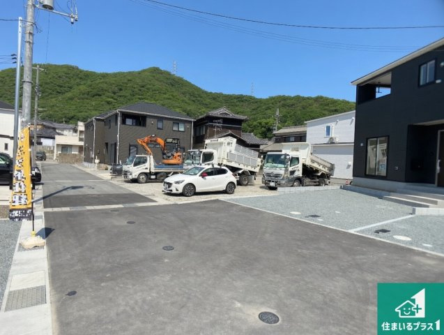 姫路市広畑区蒲田　第13期　新築一戸建ての前面道路含む現地写真|周辺は閑静な住宅街！前面道路広々で車の出し入れも便利です。駐車が苦手な方でも安心して車庫入れできます！