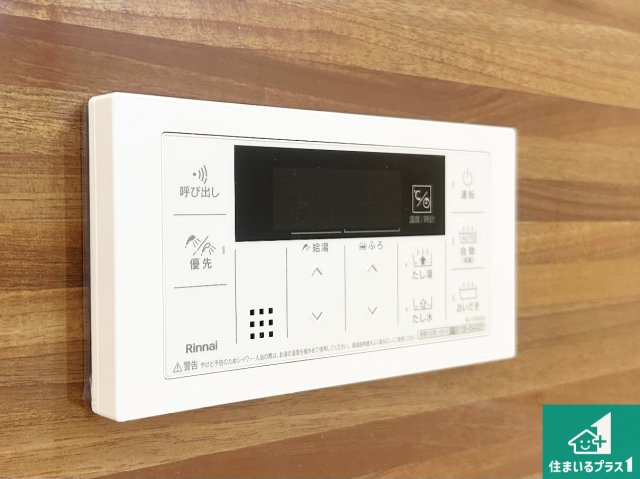 泉佐野市日根野　新築一戸建てのキッチン|リビングと統一感があり、使い勝手のいいキッチン。広々としているので、二人並んで作業が出来ちゃいます。お子様と一緒に色々なお料理に挑戦できるスペースがあります。