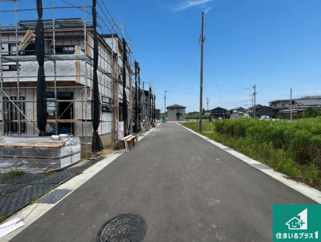 泉佐野市日根野　新築一戸建ての前面道路含む現地写真|現在建築中！落ち着いた街並みで新生活を始めることが出来そう！周辺の物件も併せてご紹介させて頂きます！