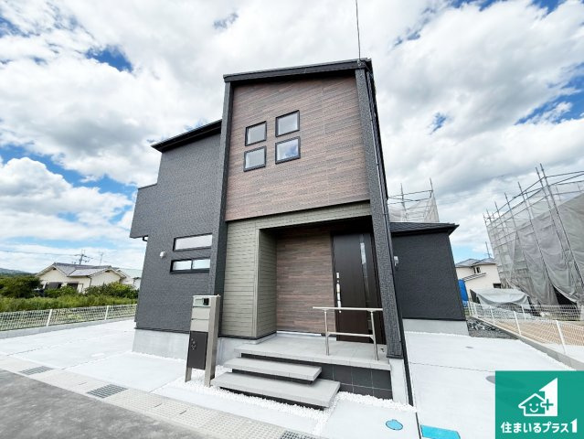 泉佐野市日根野　新築一戸建ての前面道路含む現地写真|周辺は閑静な住宅街！前面道路広々で車の出し入れも便利です。駐車が苦手な方でも安心して車庫入れできます！
