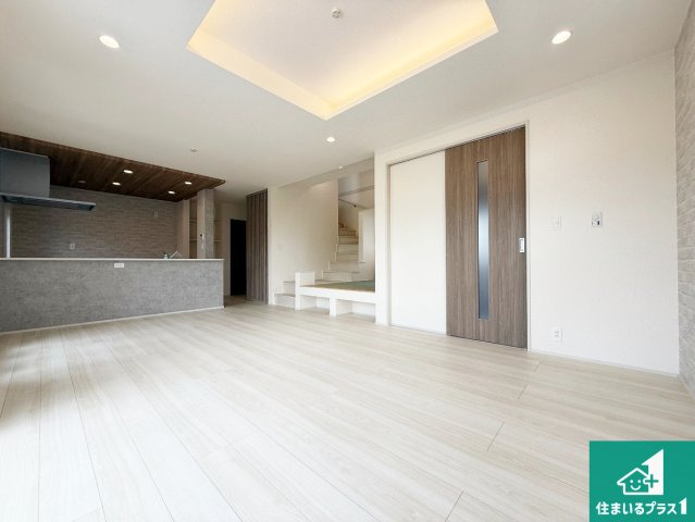 泉佐野市日根野　新築一戸建ての居間・リビング|日当たり良好の明るいリビングで朝の目覚めもスッキリできそう！対面キッチンでご家族のコミュニケーションも自然と増える設計！小さなお子様が遊ぶスペースを作っても広々とくつろげるLDK！