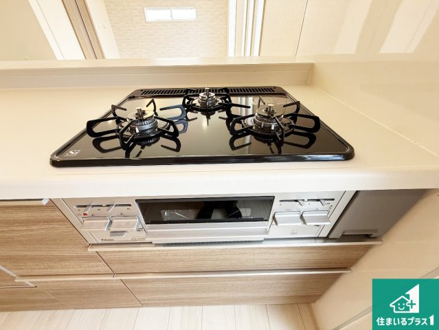泉佐野市日根野　新築一戸建ての設備|ダブル高火力Ｓｉセンサー付きコンロ！３口あるので、まとめて料理をする時も大活躍！