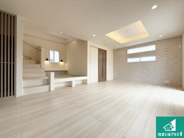 泉佐野市日根野　新築一戸建ての居間・リビング|シンプルなリビングは、観葉植物等のインテリアを楽しめますね！パパ好みにも、ママ好みにも家具次第で雰囲気を変えることができます！