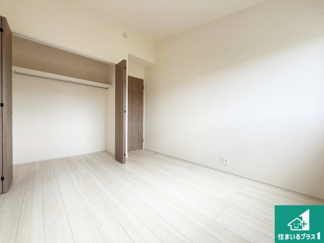 泉佐野市日根野　新築一戸建ての洋室|シンプルな洋室は、自分好みのインテリアが楽しめます♪ご家族とインテリアや家具を選びに行くのは物件購入時の醍醐味の一つです。ぜひお楽しみください♪