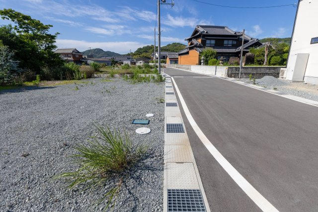 たつの市誉田町福田　売土地の前面道路含む現地写真