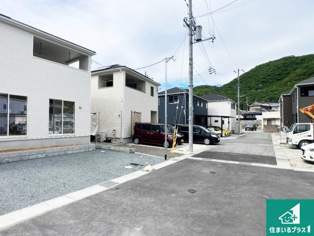 姫路市広畑区蒲田　第12期（第4期）　新築一戸建ての前面道路含む現地写真|周辺は閑静な住宅街！前面道路広々で車の出し入れも便利です。駐車が苦手な方でも安心して車庫入れできます！