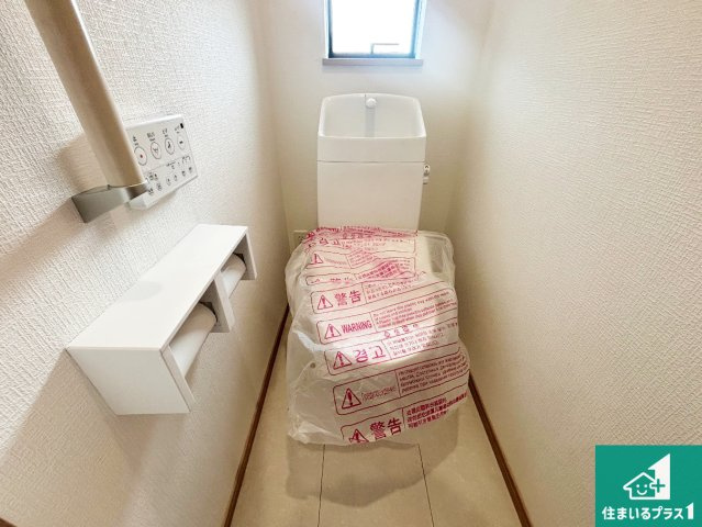 ◆堺市東区日置荘西町　新築一戸建てのトイレ|1・2階の2ヶ所にあるので、朝の忙しい時間の順番待ちもなく、深夜の利用にも大変便利です。