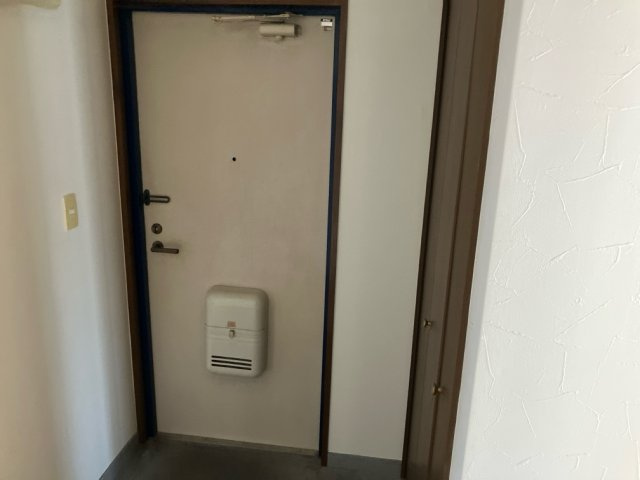 やくもハイツの玄関