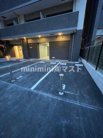 コンフォリア・リヴ淡路町一丁目の駐車場