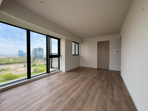 【居間・リビング】 | 【リビングダイニング】目の前が公園で大阪城ビューを楽しんでいただけます☆