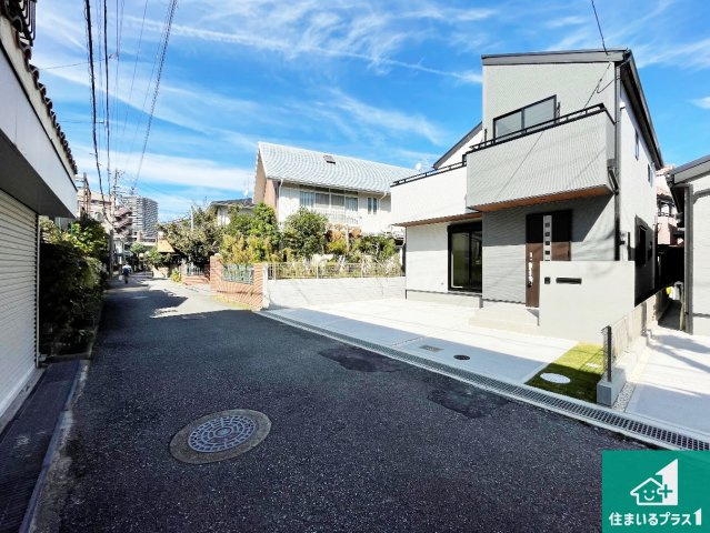 ■宝塚市中州　新築一戸建ての前面道路含む現地写真|周辺は閑静な住宅街！前面道路広々で車の出し入れも便利です。駐車が苦手な方でも安心して車庫入れできます！