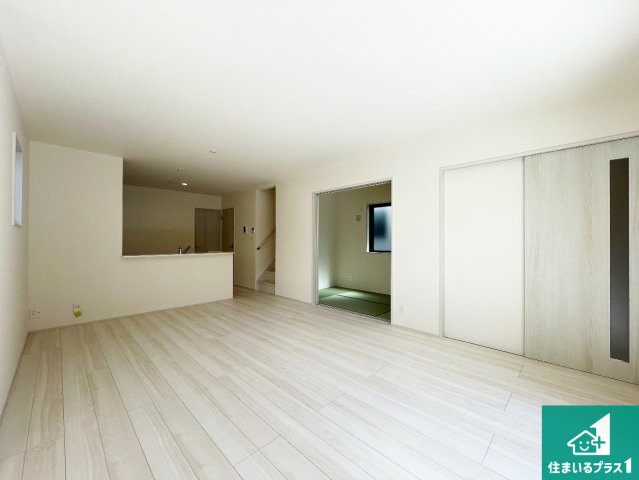 ■宝塚市中州　新築一戸建ての居間・リビング|日当たり良好の明るいリビングで朝の目覚めもスッキリできそう！対面キッチンでご家族のコミュニケーションも自然と増える設計！小さなお子様が遊ぶスペースを作っても広々とくつろげるLDK！