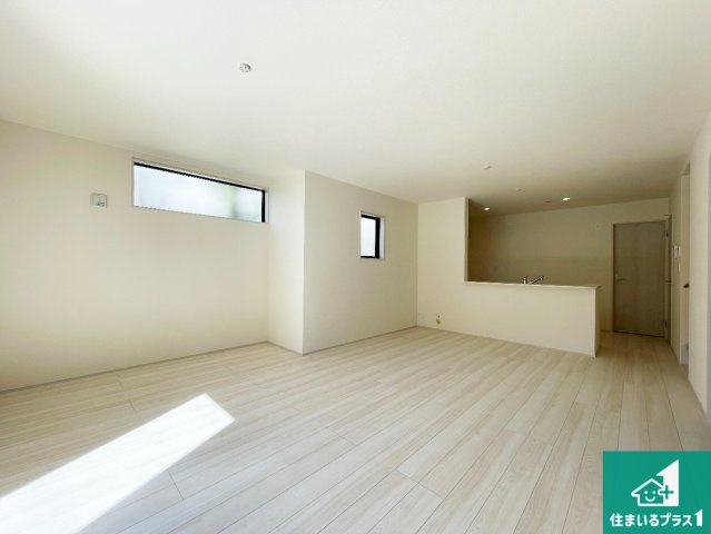 ■宝塚市中州　新築一戸建ての居間・リビング|シンプルなリビングは、観葉植物等のインテリアを楽しめますね！パパ好みにも、ママ好みにも家具次第で雰囲気を変えることができます！