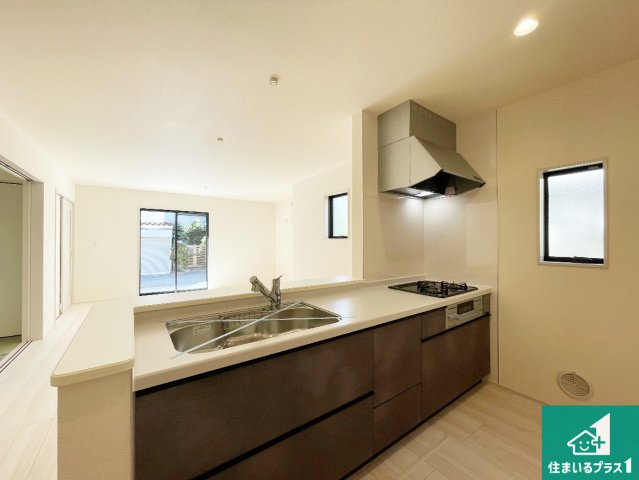 ■宝塚市中州　新築一戸建てのキッチン|リビングと統一感があり、使い勝手のいいキッチン。広々としているので、二人並んで作業が出来ちゃいます。お子様と一緒に色々なお料理に挑戦できるスペースがあります。