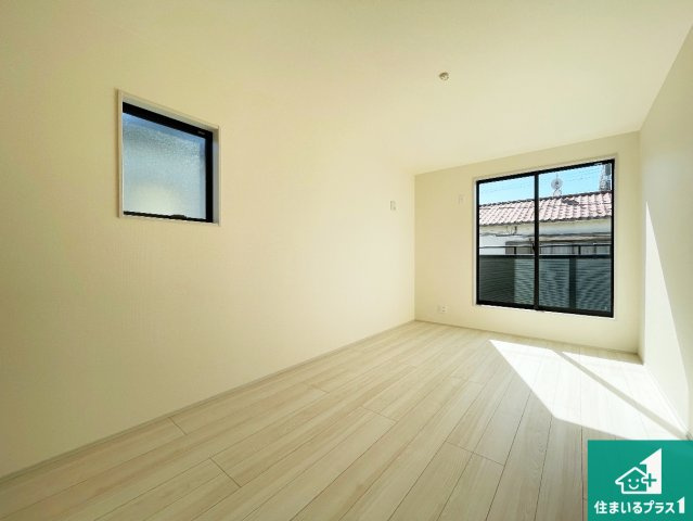 ■宝塚市中州　新築一戸建ての洋室|シンプルな洋室は、自分好みのインテリアが楽しめます♪ご家族とインテリアや家具を選びに行くのは入居時の醍醐味の一つです。ぜひお楽しみください♪