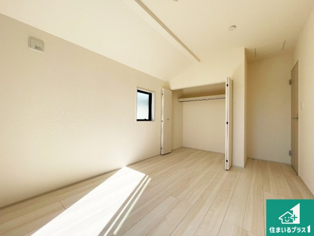 ■宝塚市中州　新築一戸建ての洋室|シンプルな洋室は、自分好みのインテリアが楽しめます♪ご家族とインテリアや家具を選びに行くのは物件購入時の醍醐味の一つです。ぜひお楽しみください♪