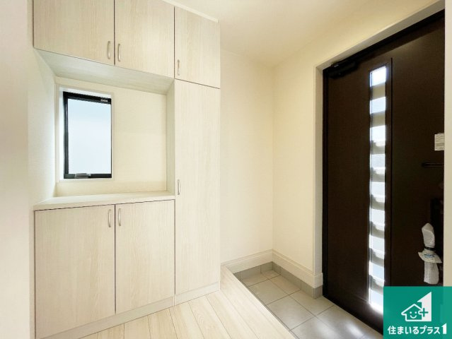 ■宝塚市中州　新築一戸建ての玄関|シューズボックスにはたくさんの靴が収納できるので玄関周りはいつもスッキリ！ご家族が増えても安心！