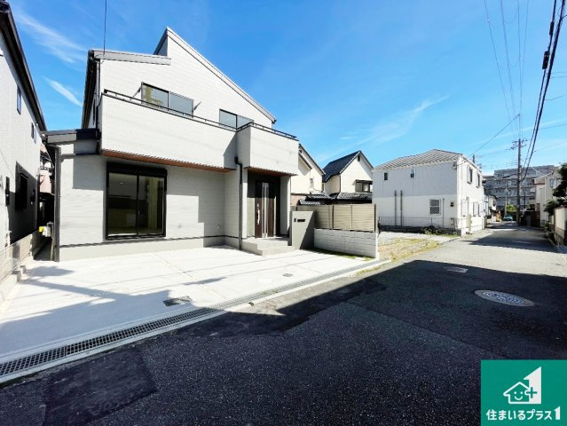 ■宝塚市中州　新築一戸建ての前面道路含む現地写真|周辺は閑静な住宅街！前面道路広々で車の出し入れも便利です。駐車が苦手な方でも安心して車庫入れできます！