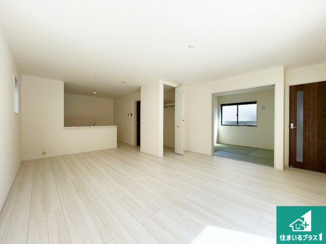 ■宝塚市中州　新築一戸建ての居間・リビング|シンプルなリビングは、観葉植物等のインテリアを楽しめますね！パパ好みにも、ママ好みにも家具次第で雰囲気を変えることができます！