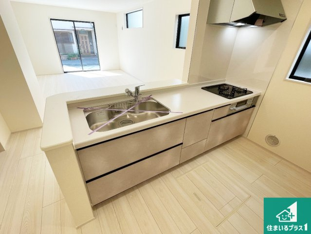■宝塚市中州　新築一戸建てのキッチン|リビングと統一感があり、使い勝手のいいキッチン。広々としているので、二人並んで作業が出来ちゃいます。お子様と一緒に色々なお料理に挑戦できるスペースがあります。