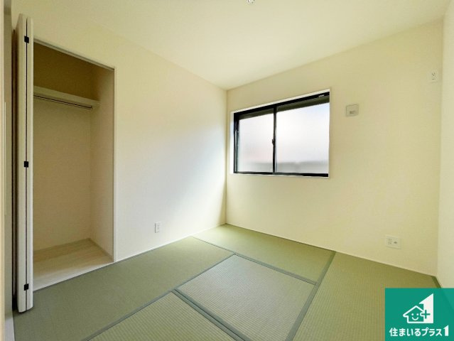 ■宝塚市中州　新築一戸建ての和室|一室あると便利な和室は客間としてだけでなく、小さなお子様のプレイルームや食後のくつろぎスペースとしてもご利用いただけます。収納もついていますので大活躍間違いなし！