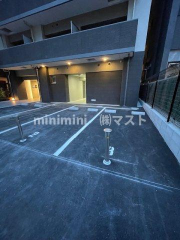 コンフォリア・リヴ淡路町一丁目の駐車場