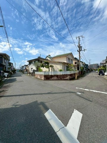 草津市東矢倉2丁目　建築条件無し売土地の前面道路含む現地写真|前面道路幅員ゆったり6ｍあるので、お車の出し入れも楽々です。