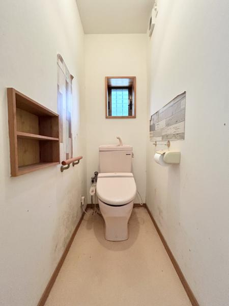 【土地124坪×平屋】香南市野市町下井　中古一戸建てのトイレ|窓のある明るいお手洗い。便利な収納棚付き。