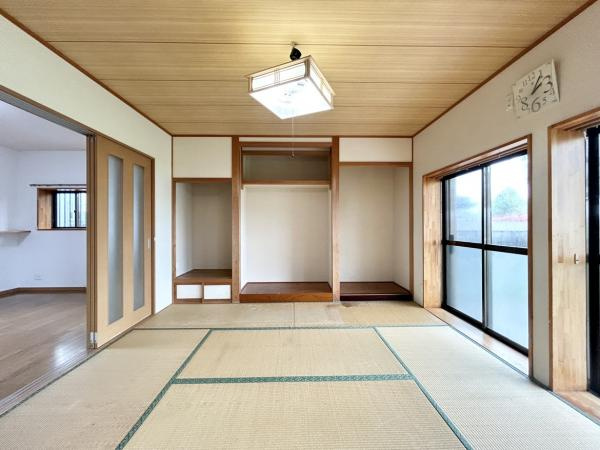 【土地124坪×平屋】香南市野市町下井　中古一戸建ての和室|床の間や押し入れを備えた、収納力の高い空間。季節物の片付けもスムーズ。