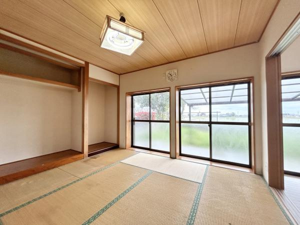 【土地124坪×平屋】香南市野市町下井　中古一戸建ての和室|柔らかな光が差し込む和室。客間としてはもちろん、お昼寝スペースにも最適です。