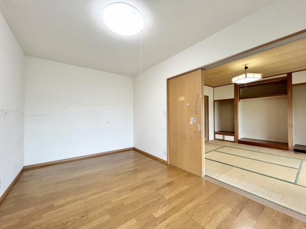 【土地124坪×平屋】香南市野市町下井　中古一戸建ての洋室|洋室と和室が隣接。扉を開ければ、視線が抜ける大空間に早変わり。