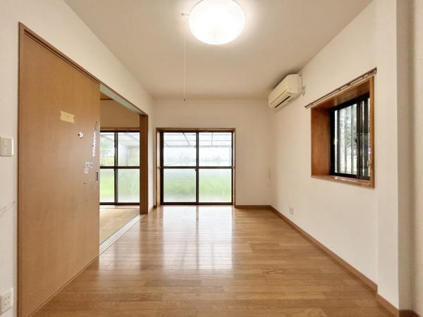 【土地124坪×平屋】香南市野市町下井　中古一戸建ての洋室|通風と採光に配慮した設計。心地よい風が通り抜ける健やかなお部屋。