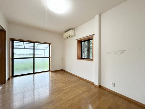 【土地124坪×平屋】香南市野市町下井　中古一戸建ての洋室|光と風が抜ける心地よさ。大きな窓から明るい陽光が差し込む、穏やかな居室。