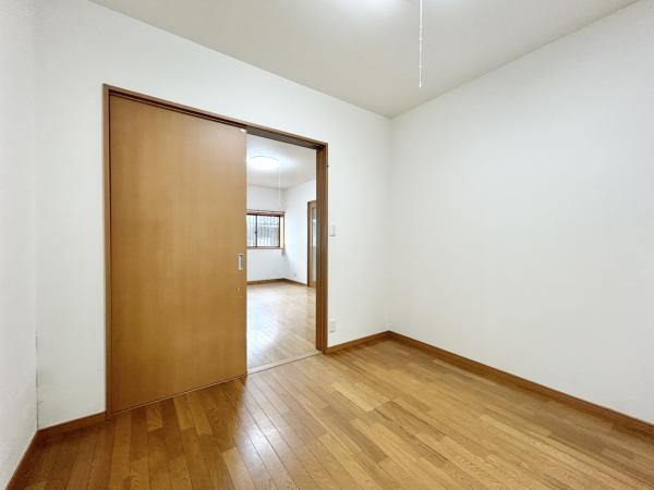 【土地124坪×平屋】香南市野市町下井　中古一戸建ての洋室|木の温もりを感じる居室。寝室や書斎、子ども部屋など、用途を選ばないシンプルなデザイン。