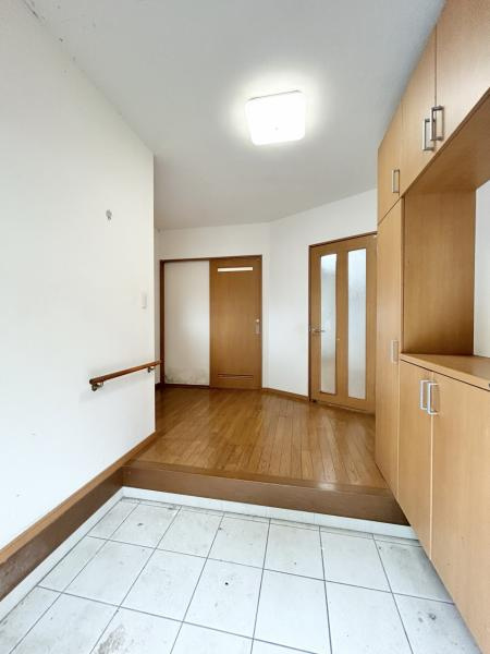 【土地124坪×平屋】香南市野市町下井　中古一戸建ての玄関|ゆとりある玄関空間。大型収納＆手すり付き。