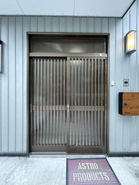 【土地124坪×平屋】香南市野市町下井　中古一戸建ての玄関|落ち着いた引き戸仕様。毎日の出入りをスムーズに。