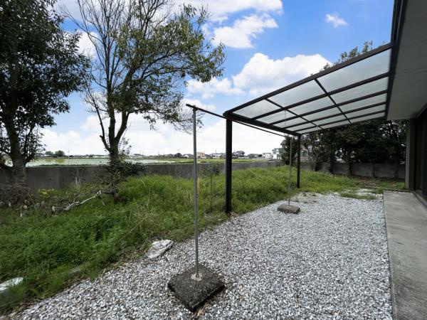 【土地124坪×平屋】香南市野市町下井　中古一戸建ての庭|雨の日も安心のテラス屋根。急な雨でも洗濯物が濡れにくい。家事を効率化する嬉しい設備。