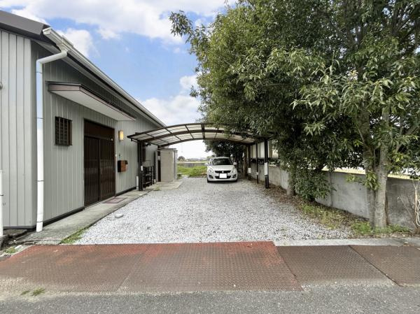 【土地124坪×平屋】香南市野市町下井　中古一戸建ての駐車場|雨の日も安心のカーポート！玄関までのアプローチも広く、荷物の出し入れもラクラク♪