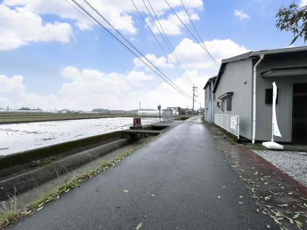 【土地124坪×平屋】香南市野市町下井　中古一戸建ての前面道路含む現地写真|交通量の少ない前面道路。幅員約3.2m。静かな立地で、小さなお子様がいるご家庭も安心です。