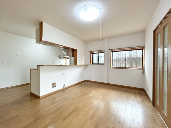 【土地124坪×平屋】香南市野市町下井　中古一戸建ての居間・リビング|陽光差し込むリビング。木のぬくもりを感じる内装♪
