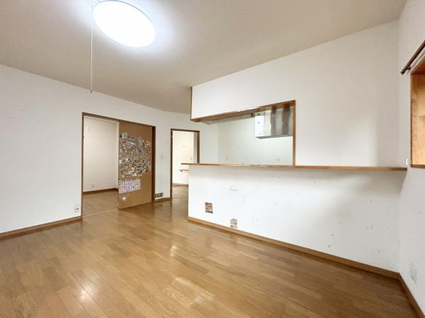 【土地124坪×平屋】香南市野市町下井　中古一戸建ての居間・リビング|家族を見守るカウンター。料理中も会話が弾む、一体感のある広々リビング。