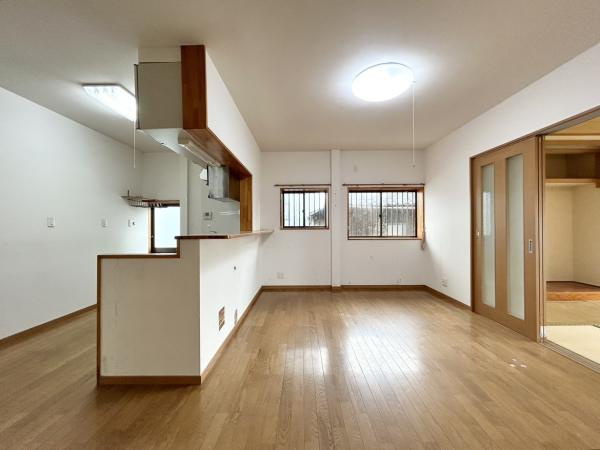 【土地124坪×平屋】香南市野市町下井　中古一戸建ての居間・リビング|キッチンから室内を一望。家族の会話を楽しみながら家事ができる設計。