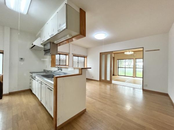 【土地124坪×平屋】香南市野市町下井　中古一戸建てのキッチン|開放感あふれるLDK。 和室とつなげればさらに広々。家族が集う心地よい大空間。